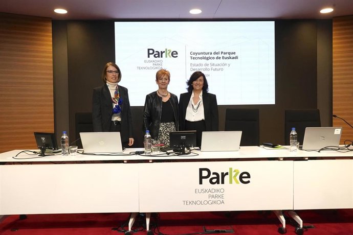 La consejera de Desarrollo Económico, Sostenibilidad y Medio Ambiente, Arantxa Tapia, junto con la presidenta del Parque Tecnológico de Euskadi, Estibaliz Hernáez, y la directora general, Itziar Epalza, han presentado el balance del Plan Estratégico 202