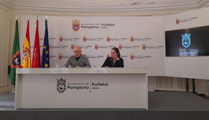 El concejal delegado de Gobierno Estratégico, Urbanismo, Vivienda y Agenda 2030, Joxe Abaurrea, junto a la concejala delegada de Igualdad, Acción Comunitaria, Barrios, Participación Ciudadana y Euskera, Zaloa Basabe