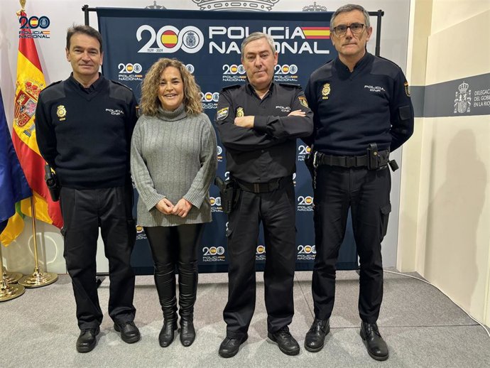 Los dos nuevos jefes de Brigada, junto a la delegada del Gobierno y al jefe superior de Policía de La Rioja