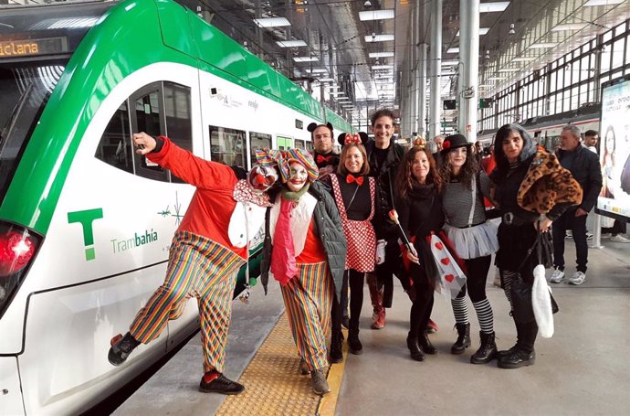 Pasajeros del Trambahía en la estación de Cádiz durante los carnavales en la calle en la capital de la provincia.