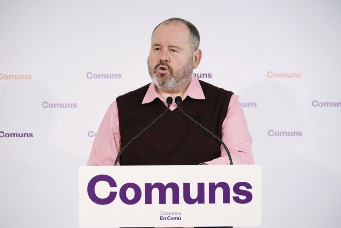 El portavoz de los comuns, Joan Mena, en rueda de prensa