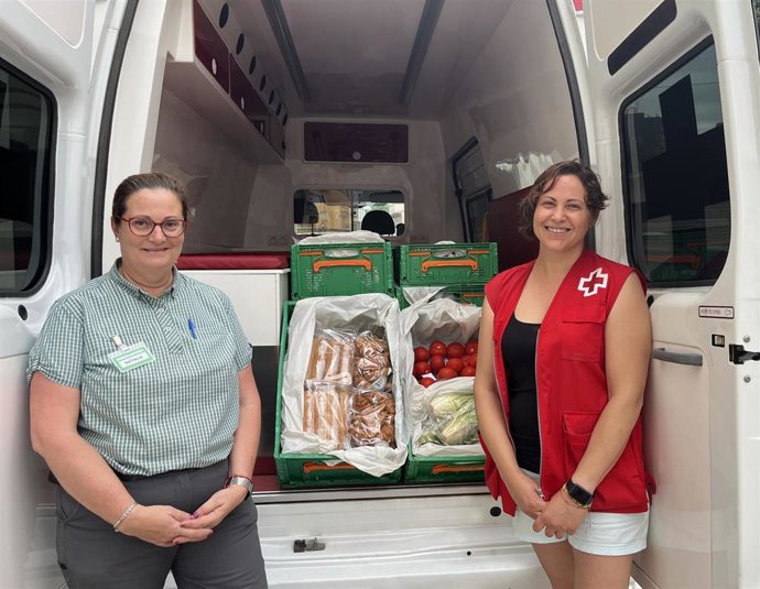 Representantes de Mercadona y Cruz Roja en una donación