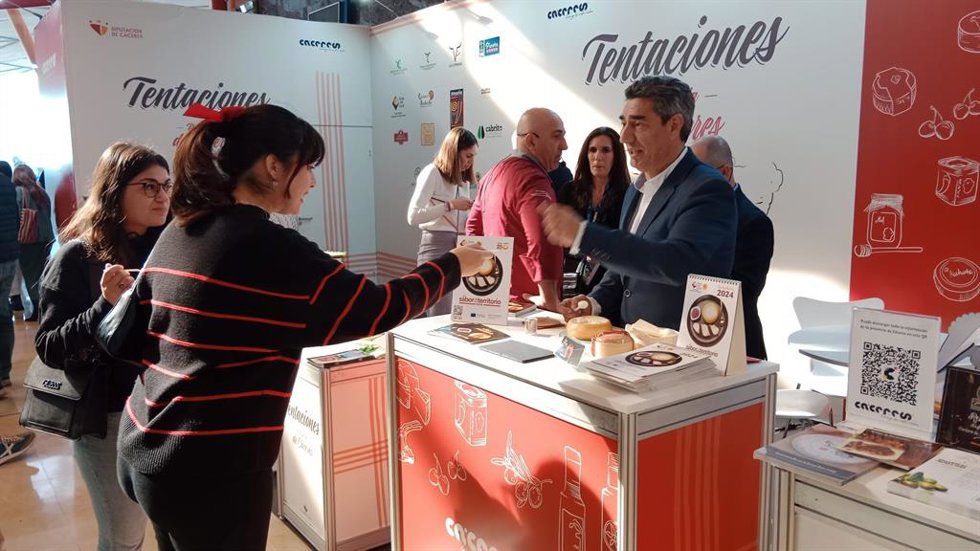 La Torta del Casar vuelve al Salón H&T de Málaga para promocionar el queso y presentar su Ruta Gastronómica por Cáceres