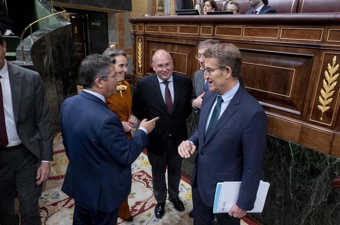 El líder y presidente del Partido Popular, Alberto Núñez Feijóo (d), durante una sesión plenaria, en el Congreso de los Diputados.