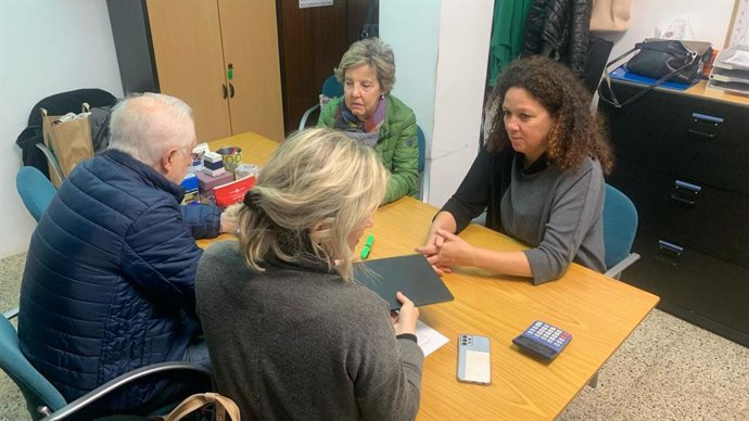 La portavoz del PSIB en el Consell de Mallorca, Catalina Cladera, reunida con representantes de Mallorca Sense Fam.
