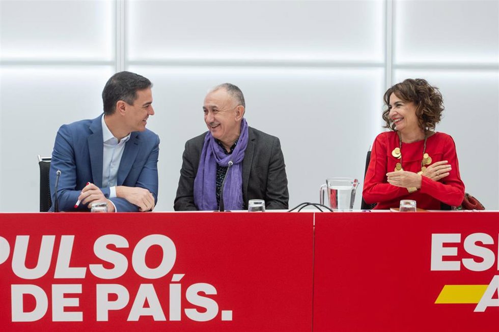 (I-D) El secretario general del PSOE y presidente del Gobierno, Pedro Sánchez; el secretario general de UGT, Pepe Álvarez, y la vicepresidenta primera del Gobierno y ministra de Hacienda, María Jesús Montero