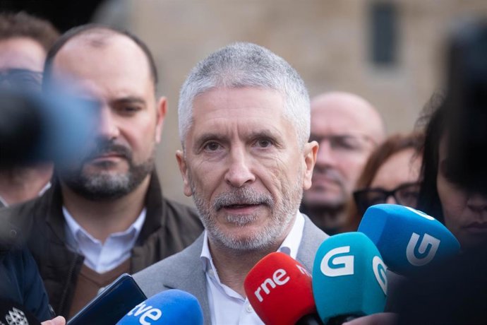 El ministro del Interior, Fernando Grande-Marlaska, ofrece declaraciones a los medios junto a miembros de la candidatura socialista en la provincia de A Coruña, en la Praza do Obradoiro, a 5 de febrero de 2024, en Santiago de Compostela, A Coruña, Galic