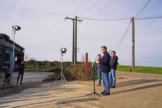 El presidente del PP, Alberto Núñez Feijóo, visita una explotación ganadera en Lalín (Pontevedra).