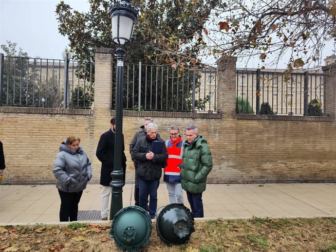 El consejero municipal de Urbanismo, Infraestructuras, Energía y Vivienda del Ayuntamiento de Zaragoza, Víctor Serrano, en su visita a la calle Ramón Pignatelli