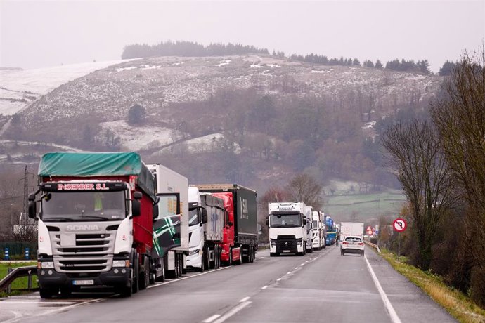 Archivo - Varios camiones parados en la A-67, a 18 de enero de 2023, en Cantabria (España)