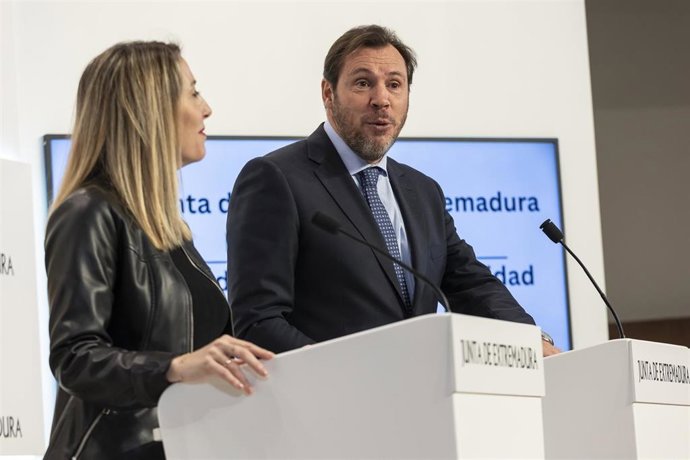 El ministro de Transportes y Movilidad Sostenible, Óscar Puente, y la presidenta de la Junta de Extremadura, María Guardiola, en la rueda de prensa.