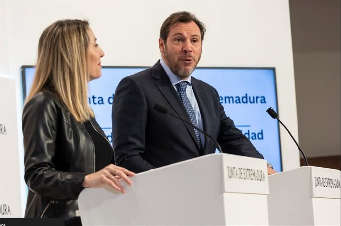El ministro de Transportes y Movilidad Sostenible, Óscar Puente, junto con la presidenta de la Junta de Extremadura, María Guardiola, en rueda de prensa