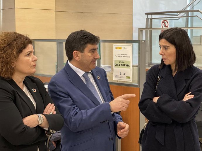 El delegado del Gobierno en Galicia, Pedro Blanco, en una visita a las oficinas de la Seguridad Social en Santiago de Compostela.