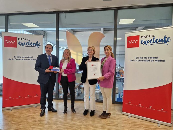 La consejera de Economía, Hacienda y Empleo, Rocío Albert, entrega el sello Madrid Excelente a la Fundación Juan XXIII