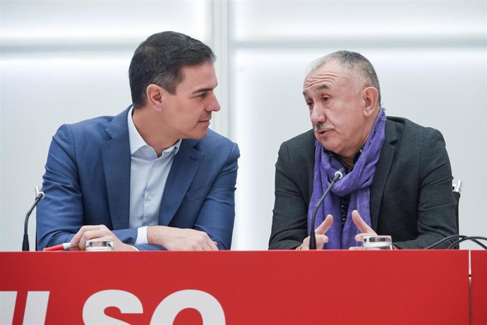 El secretario general del PSOE y presidente del Gobierno, Pedro Sánchez (i), y el secretario general de UGT, Pepe Álvarez (d), conversan durante la reunión de sus Ejecutivas este lunes