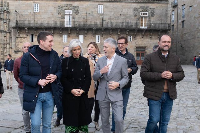El ministro del Interior, Fernando Grande-Marlaska (2d), conversa junto a miembros de la candidatura socialista en la provincia de A Coruña, en la Praza do Obradoiro, a 5 de febrero de 2024, en Santiago de Compostela, A Coruña, Galicia (España). Marlaska 
