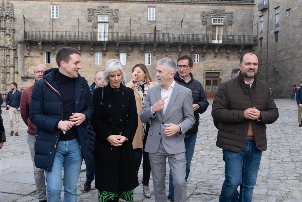 El ministro del Interior, Fernando Grande-Marlaska (2d), conversa junto a miembros de la candidatura socialista en la provincia de A Coruña, en la Praza do Obradoiro, a 5 de febrero de 2024, en Santiago de Compostela, A Coruña, Galicia (España). Marlask