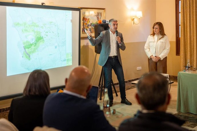 El consejero de Agrocultura, Ganadería y Pesca del Gobierno de Canarias, Narvay Quintero, y la consejera de Presidencia, Nieves Lady Barreto, en la presentación del decreto de recuperación agrícola en La Palma