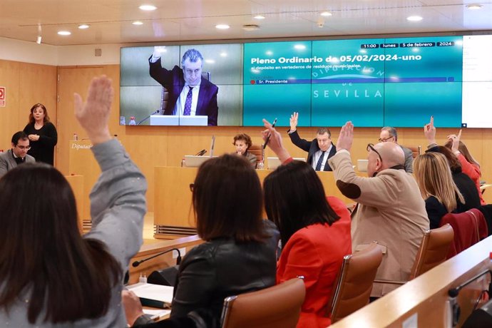 El presidente de la Diputación de Sevilla, Javier Fernández, preside el pleno ordinario de la Diputación.