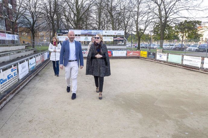 La Consejera De Cultura, Turismo Y Deporte, Eva Guillermina Fernández, Visita La Bolera El Corro Junto Con El Alcalde De Laredo, Miguel González