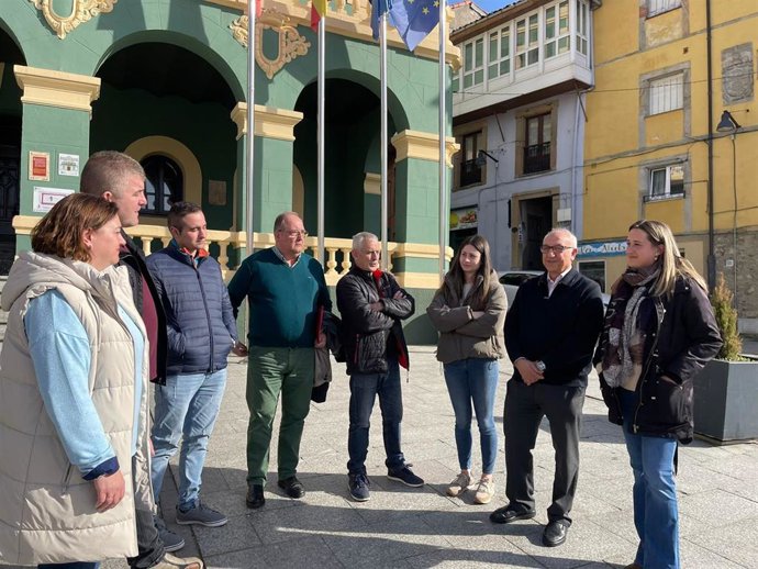 La diputada del PP Cristina Vega visita Tineo, junto a la alcaldesa, Montserrat Fernández.