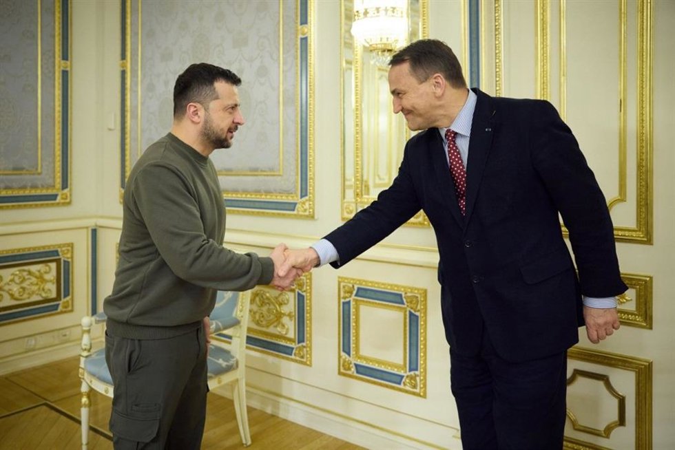 Archivo - El presidente de Ucrania, Volodimir Zelenski, recibe en Kiev al ministro de Exteriores de Polonia, Radoslaw Sikorski