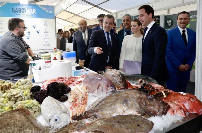 La presidenta del Govern, Marga Prohens, recorre la feria Horeca, ubicada en el Velòdrom Illes Balears