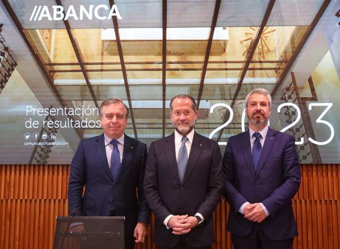 De izquierda a derecha, Francisco Botas, consejero delegado de ABANCA, Juan Carlos Escotet Rodríguez, presidente de ABANCA, y Alberto de Francisco, director general financiero de ABANCA