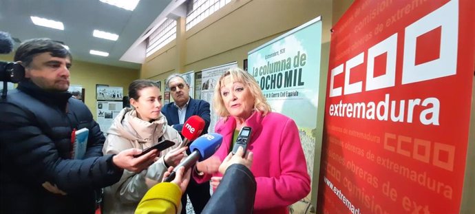 La secretaria general de CCOO de Extremadura, Encarna Chacón, atiende a los medios en Badajoz