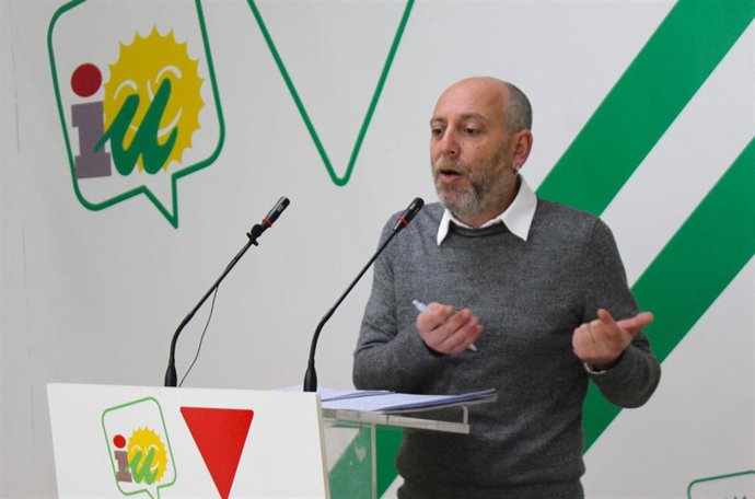 El portavoz de IU-A y secretario general del PCA, Ernesto Alba, en rueda de prensa.