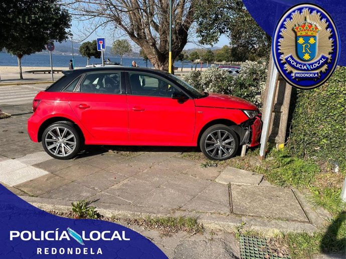 Coche accidentado en Redondela, cuyo conductor fue detenido por no tener carné, dar positivo en alcoholemia y agredir a su pareja.