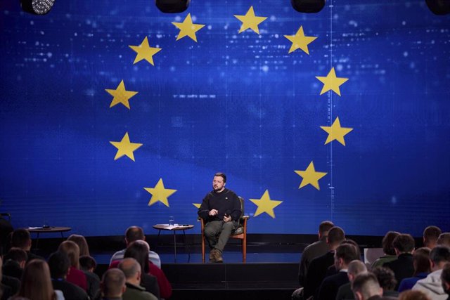 Archivo - El presidente de Ucrania, Volodimir Zelenski, durante una rueda de prensa con la bandera de la Unión Europea de fondo