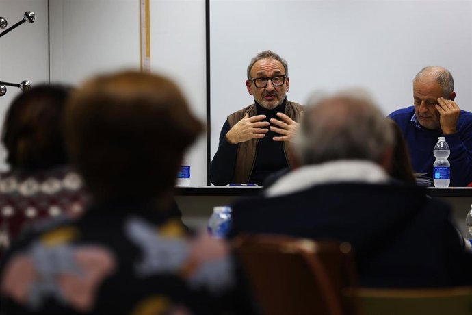 El concejal de Urbanismo de Toledo, Florentino Delgado, durante la reunión con los representantes vecinales.