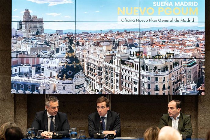 El consejero de Medio Ambiente, Agricultura e Interior, Carlos Novillo, y el alcalde de Madrid, José Luis Martínez-Almeida, durante la inauguración de la 'Jornada sobre el nuevo Plan General de Ordenación Urbana de Madrid'