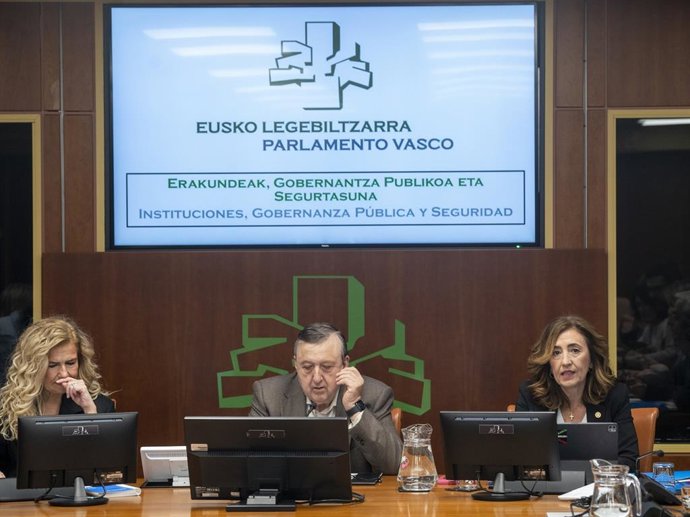 La consejera ha defendido la labor de su departamento en la elaboración de este proyecto frente a las críticas de la oposición