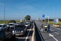 Agricultores y ganaderos cortan al tráfico la frontera con Portugal en Fuentes de Oñoro (Salamanca)