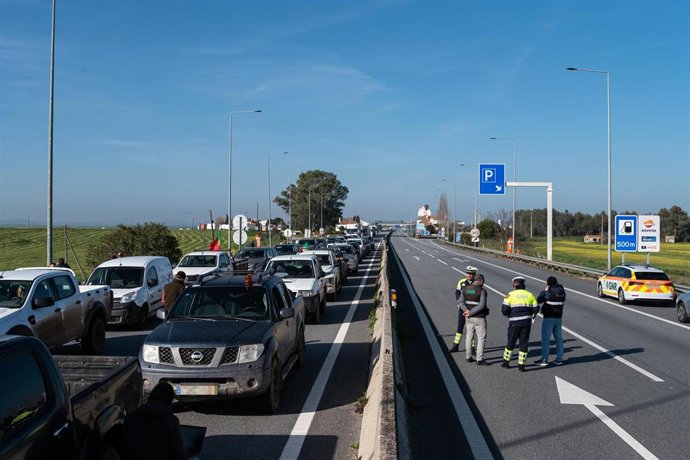 Agentes de la policía de Portugal mientras los agricultores portugueses cortan la autopista A6 en las inmediaciones de la frontera con España 