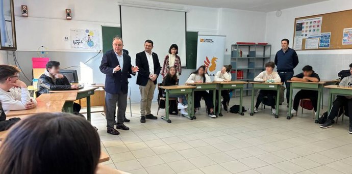 El director general de Desarrollo Estatutario, José María Fuster imparte una charla sobre el Estatuto de Autonomía de Aragón y el Derecho Civil aragonés en un colagio de Alcañiz (Teruel)