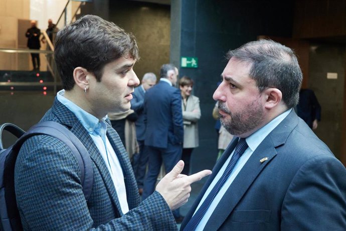 El presidente del Parlamento de Navarra, Unai Hualde, y el portavoz del grupo parlamentario Geroa Bai, Pablo Azcona, en el Parlamento de Navarra.