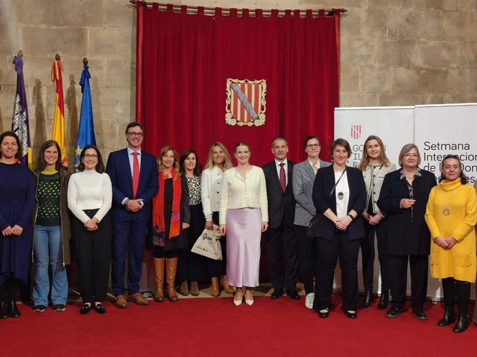 La presidenta del Govern balear, Marga Prohens, junto a las representantes de la comunidad científica balear este lunes en Consolat de Mar con motivo de la Semana Internacional de las Mujeres y las Niñas en la Ciencia.