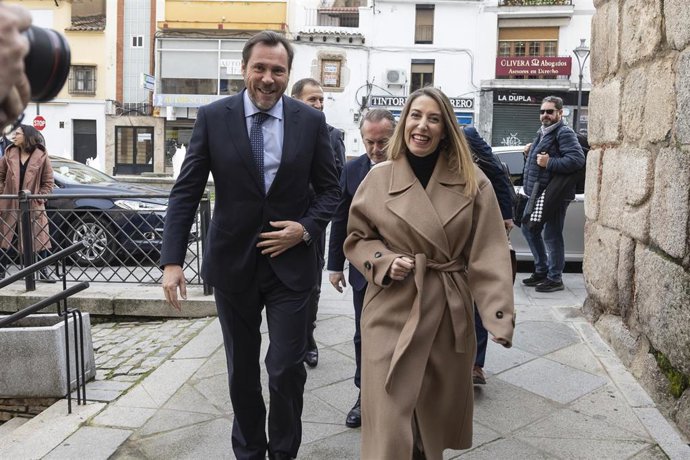 El ministro de Transportes y Movilidad Sostenible, Óscar Puente, y la presidenta de la Junta de Extremadura, María Guardiola, a su llegada a la reunión en la Presidencia de la Junta, en Mérida