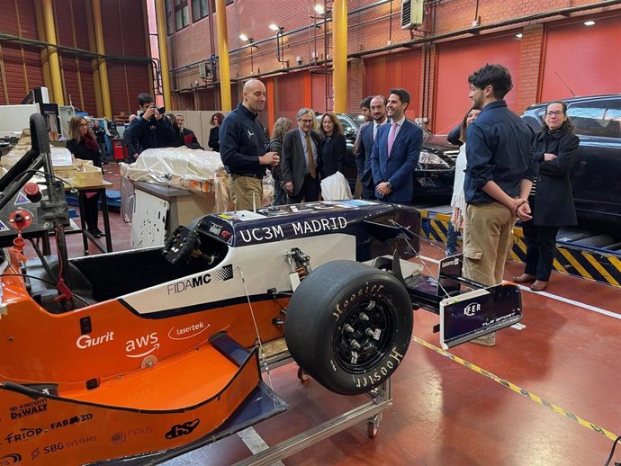 Emilio Viciana conoce el proyecto MADFormula Team durante su visita al campus de la UC3M en Leganés.