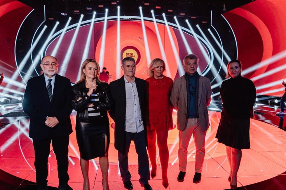 La consellera de Turismo, Industria, Innovación y Comercio de la Generalitat Valenciana, Nuria Montes (2i), y la directora de Comunicación y Participación de RTVE, María Eizaguirre (3d).