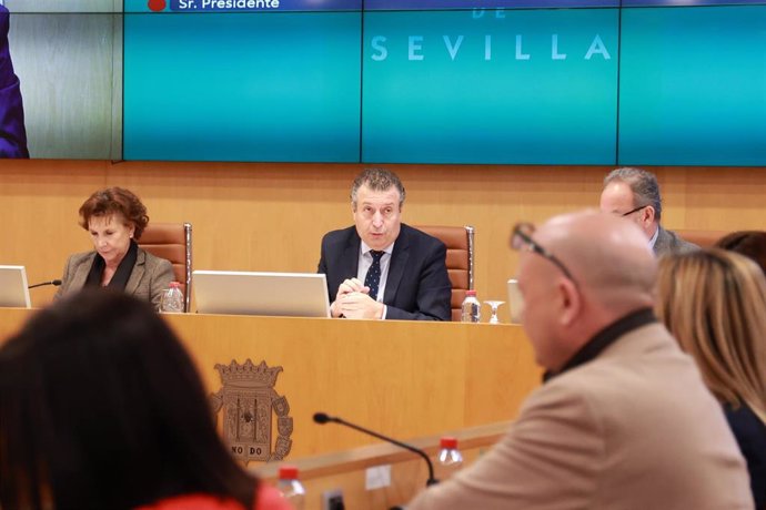 El presidente de la Diputación de Sevilla, Javier Fernández, preside el pleno ordinario de la Diputación este lunes 5 de febrero.