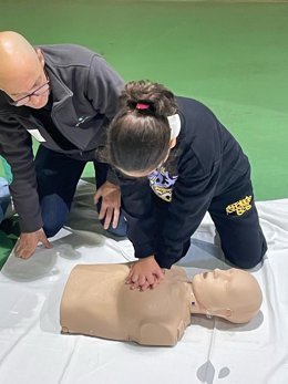 Un total de 80 niños de entre cuatro y 14 años, divididos en tres grupos por edad, han participado en esta formación en reanimación cardiopulmonar (RCP).