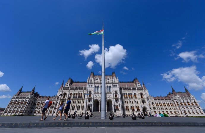 Archivo - 14 June 2021, Hungary, Budapest: Tourists walk across Lajos Kossuth Square in front of the Hungarian Parliament. Photo: Robert Michael/dpa-Zentralbild/dpa