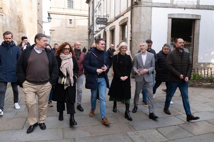 El ministro del Interior, Fernando Grande-Marlaska (4d), conversa junto a miembros de la candidatura socialista en la provincia de A Coruña, en la Praza do Obradoiro, a 5 de febrero de 2024, en Santiago de Compostela, A Coruña, Galicia (España). Marlask