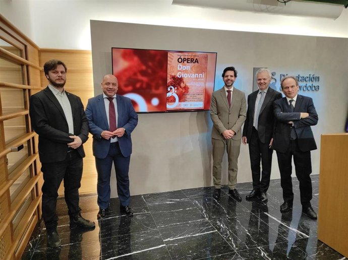 El delegado de Cultura de la Diputación de Córdoba, Gabriel Duque, en la presentación de la ópera 'Don Giovanni', de Mozart, que llegará a Luque y Pozoblanco.