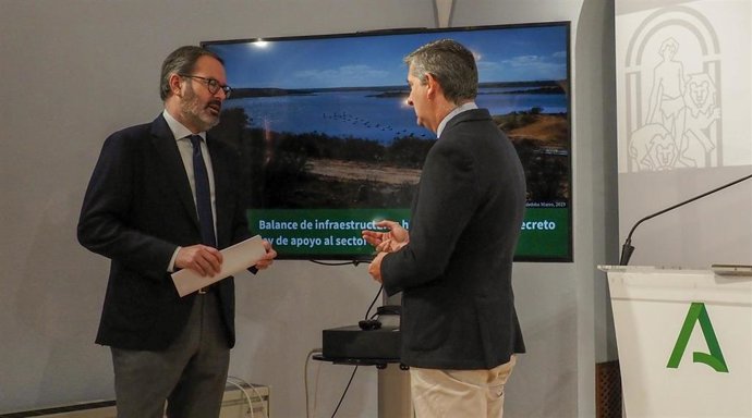 Adolfo Molina (izda.) habla con Francisco Acosta en la Delegación del Gobierno andaluz en Córdoba.