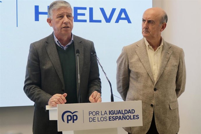 Los senadores del PP por la provincia de Huelva, Carmelo Romero y Juan Manuel González, en rueda de pensa.